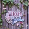 لوحة ترحيب معدنية للحدائق عبارة Welcome to our garden مع زهور روز وردية