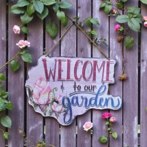 لوحة ترحيب معدنية للحدائق عبارة Welcome to our garden مع زهور روز وردية