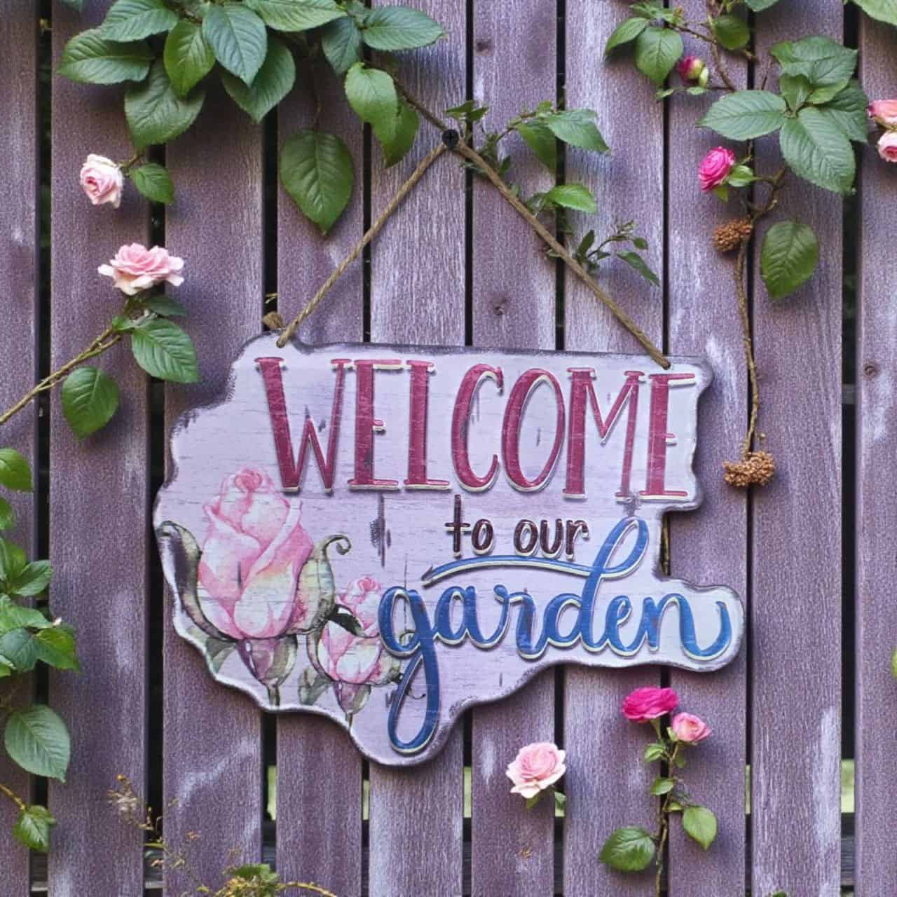لوحة ترحيب معدنية للحدائق عبارة Welcome to our garden مع زهور روز وردية