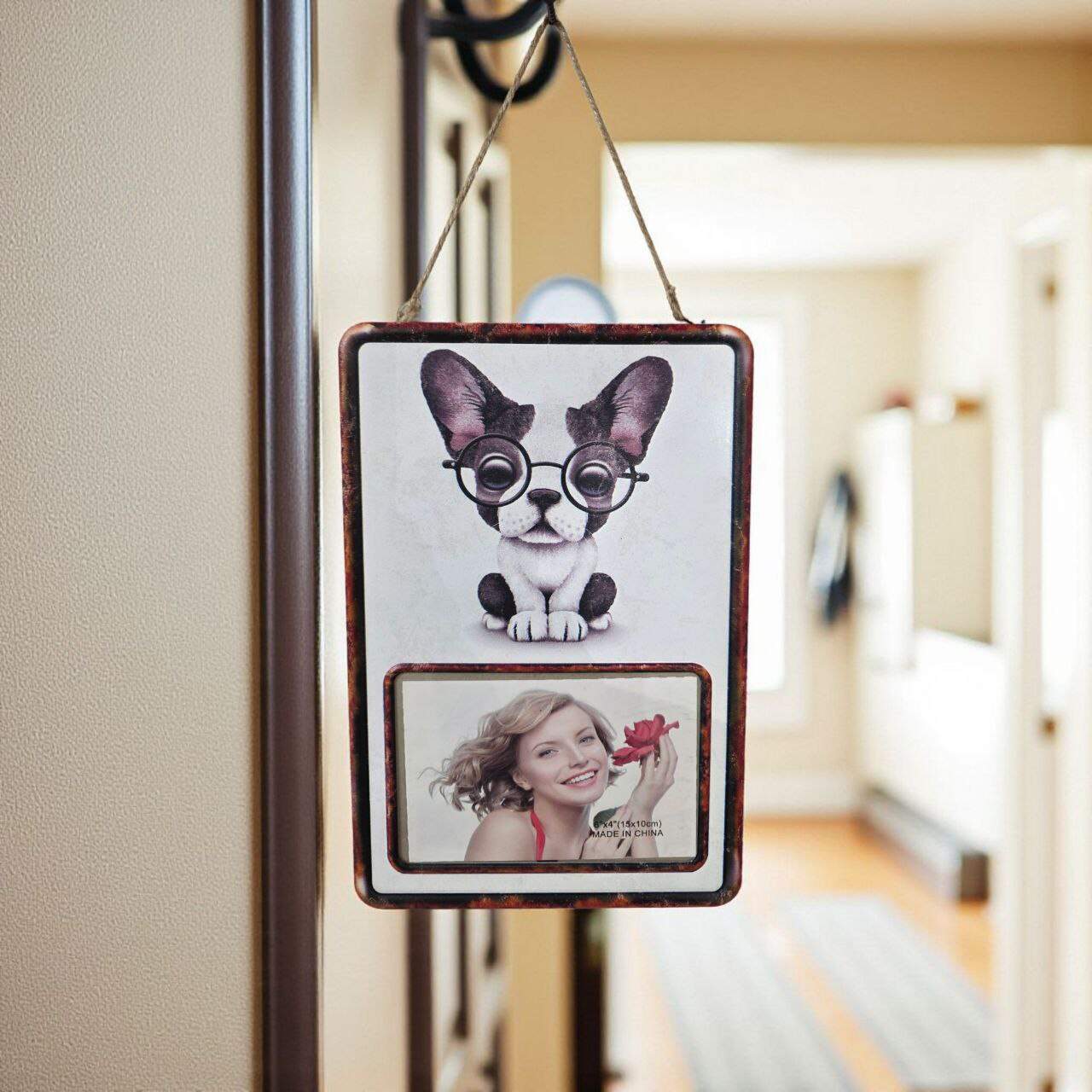 لوحة تعليق معدنية جدارية مع اطار صورة وتصميم كلب ونظارة