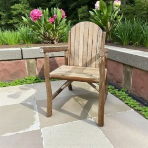 كرسي من أغصان الشجر الطبيعي – تصميم فريد يضيف لمسة طبيعية للمكان