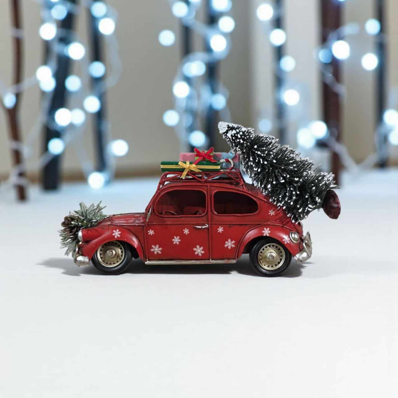 تعليقة جدارية معدنية تصميم سيارة فانتج حمراء تحمل اشجار وهدايا ديكور كلاسيكي