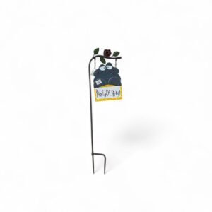 لوحة ترحيبية معلقة بعمود من الحديد المشغول لتزيين وتنسيق الحدائق