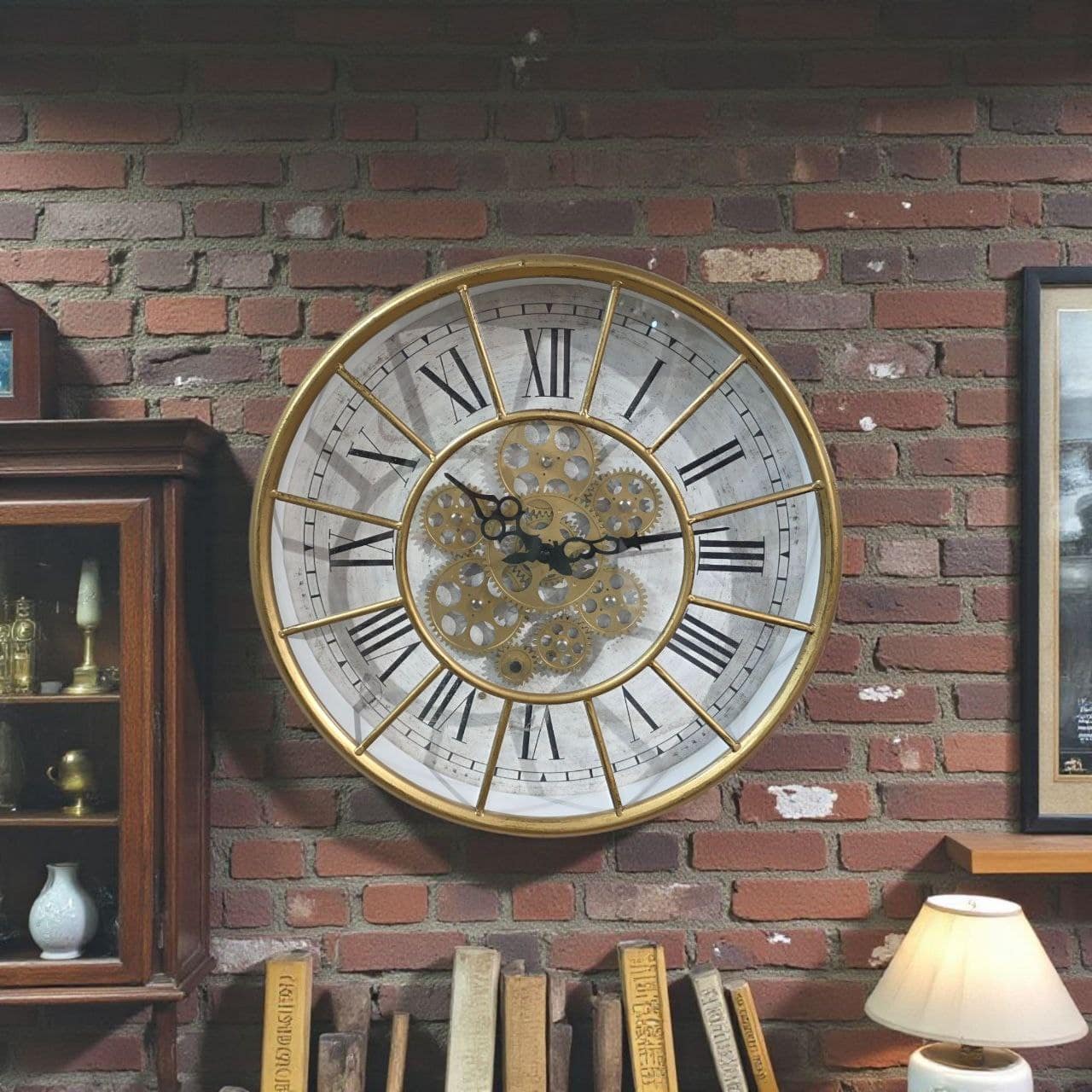 ساعة جدارية معدنية ذهبية فاخرة بتصميم تروس مكشوفة وأرقام رومانية