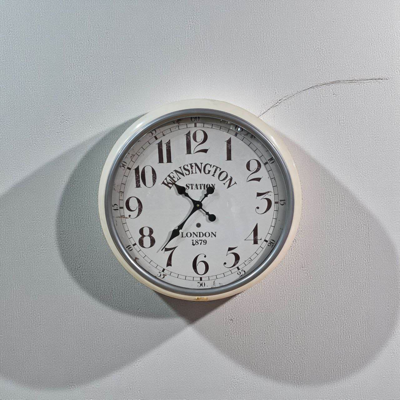 ساعة جدارية معدنية كبيرة كلاسيكية تصميم Kensington Station London قطر 65 سم