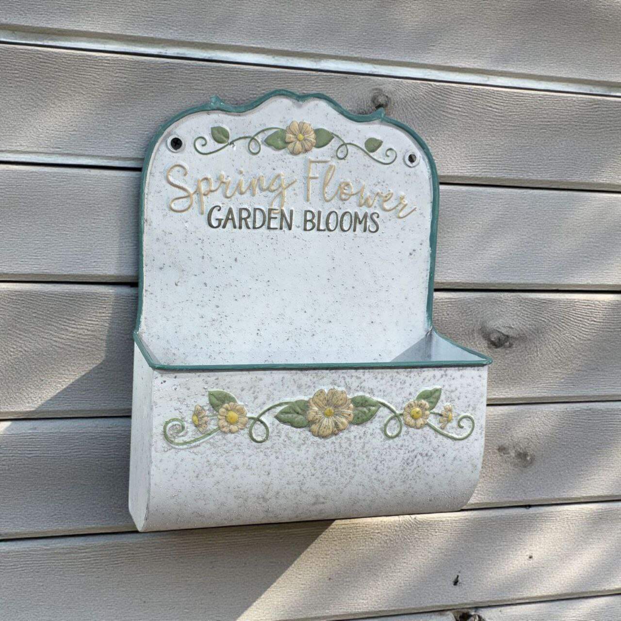 وعاء نباتات جداري معدني تصميم شابي شيك ابيض مع عبارة Spring Flower وزهور بارزة