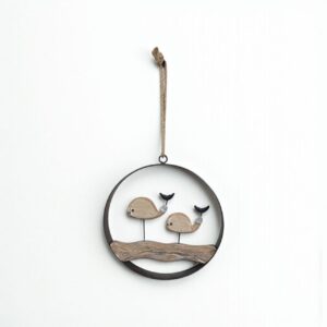 تعليقة جدارية يدوية تصميم حيتان خشبية داخل إطار معدني دائري مع حبل تعليق