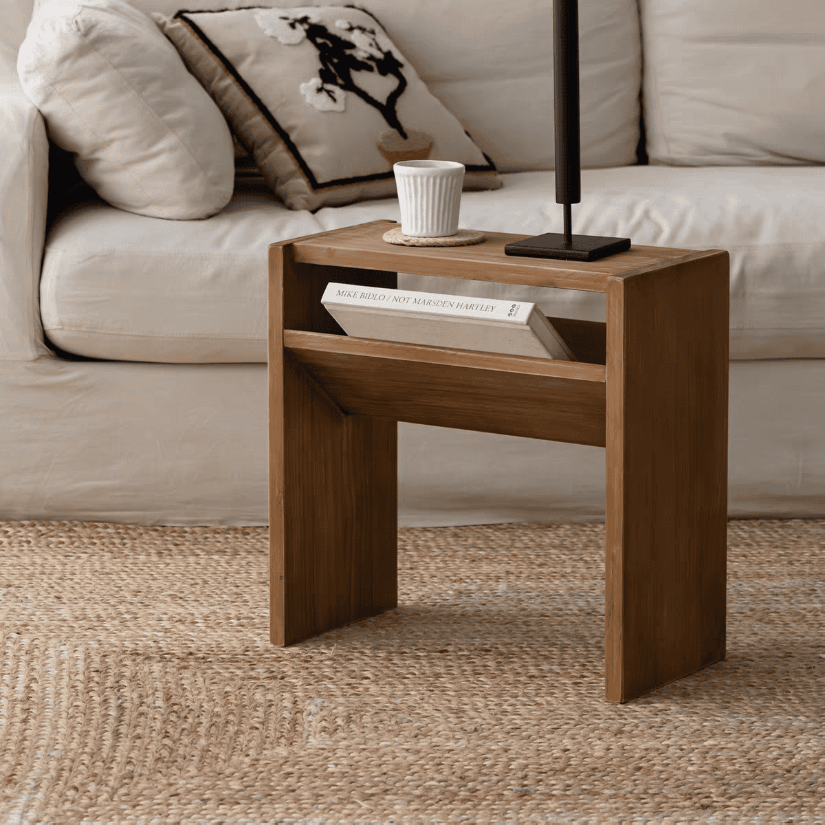 طاولة خدمة جانبية خشب طبيعي مع حامل كتب ومجلات مدمج بتصميم مودرن
