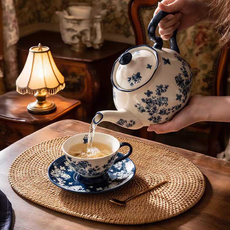 طقم ابريق شاي بورسلان انجليزي لون ازرق كحلي مورد بزهور زرقاء مع كوبين وصحون