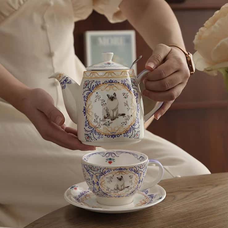 طقم شاي لندن بوتري لشخصين لون ابيض كريمي وتصميم قطة سيامية وزخارف زرقاء