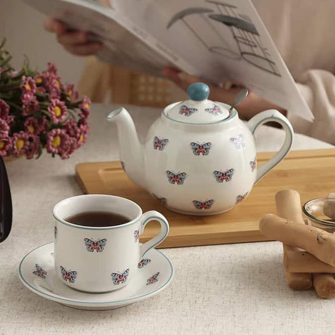 طقم شاي London Pottery ابيض مزخرف برسومات فراشات زرقاء وحمراء مع كوبين