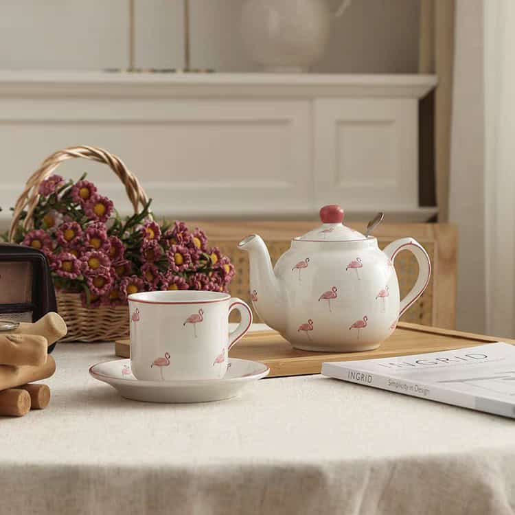 طقم شاي London Pottery ابيض مزخرف برسومات فلامنجو وردي مع كوبين وصحون