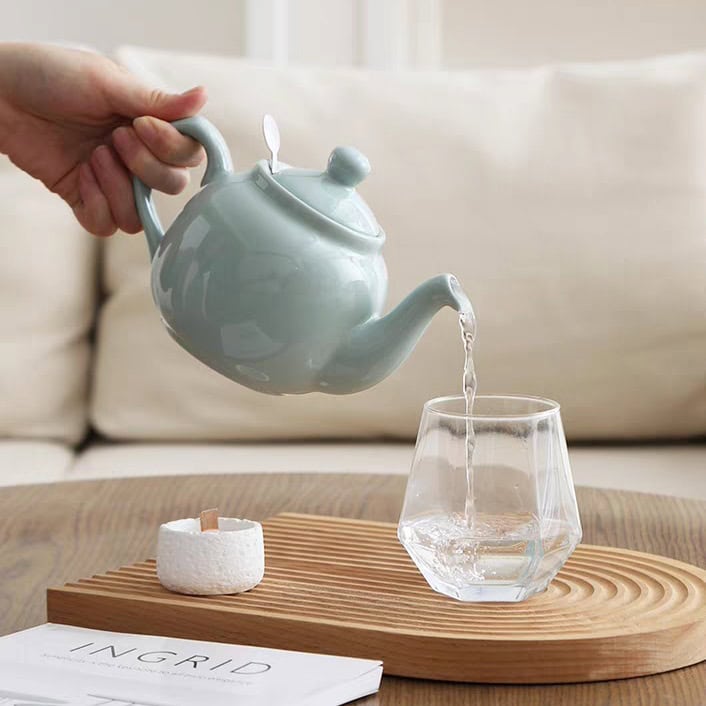 ابريق شاي London Pottery لون ازرق باستيل يصب الماء بانسيابية في كوب