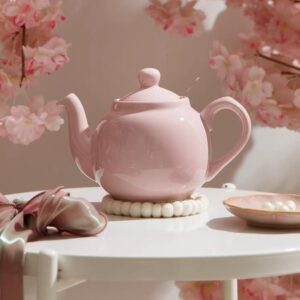 ابريق شاي London Pottery لون وردي باستيل ناعم مع زهور الكرز وخلفية رومانسية