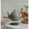 ابريق شاي مفرد ماركة London Pottery لون رمادي فاتح لامع محمول باليد