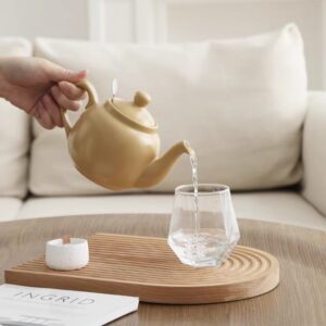 ابريق شاي مفرد ماركة London Pottery لون اصفر خردلي بيج دافئ يصب الماء
