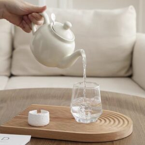 ابريق شاي مفرد ماركة London Pottery لون ابيض مطفي ناعم يصب الماء في كوب