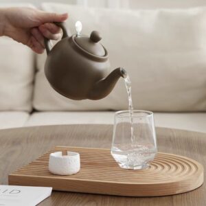 ابريق شاي مفرد ماركة London Pottery لون بني موكا مطفي يصب الماء في كوب زجاجي