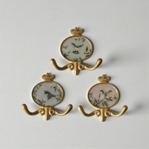 علاقة جدارية ذهبية بتصميم تاج واطار بيضاوي ورسومات طيور للمداخل