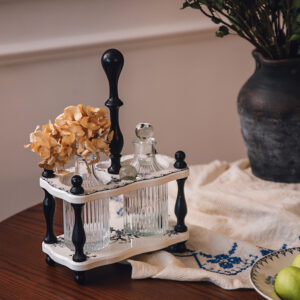 طقم قوارير زيت وخل زجاج مضلع مع حامل خشبي مزخرف وسدادات كروية