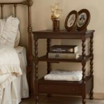 كومدينة خشب طبيعي ريفي مع درجين ورف سفلي لغرف النوم