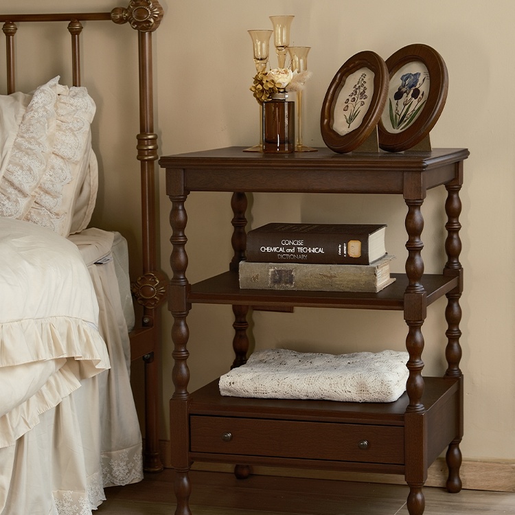 كومدينة خشب طبيعي ريفي مع درجين ورف سفلي لغرف النوم