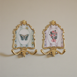 علاقة جدارية ذهبية فنتج بإطار مزخرف وصورة فراشة وزهور للمفاتيح