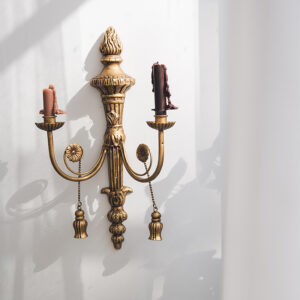 حامل شموع جداري معدني طراز فينتاج – تصميم كلاسيكي أنيق للجدران