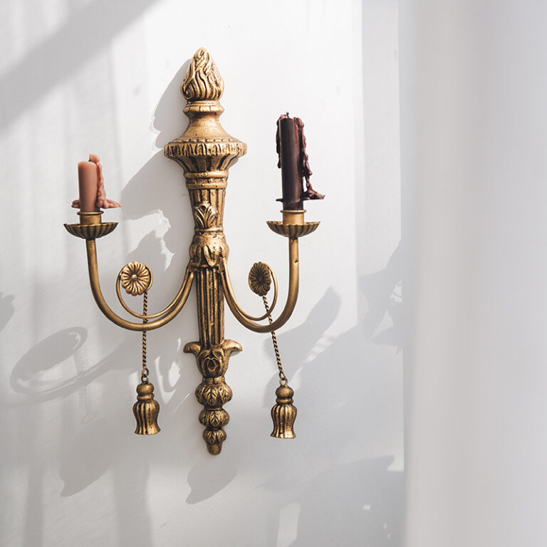 حامل شموع جداري معدني طراز فينتاج – تصميم كلاسيكي أنيق للجدران