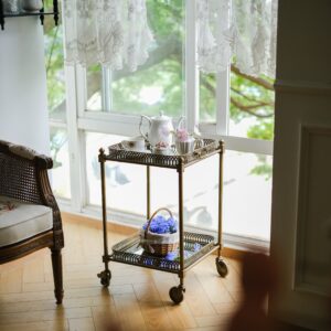 ترولي تقديم معدني بدورين مع مرايا وصواني قابلة للنزع – عربة تقديم أنيقة