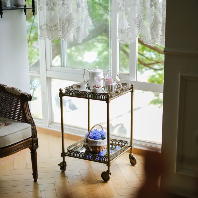 ترولي تقديم معدني بدورين مع مرايا وصواني قابلة للنزع – عربة تقديم أنيقة