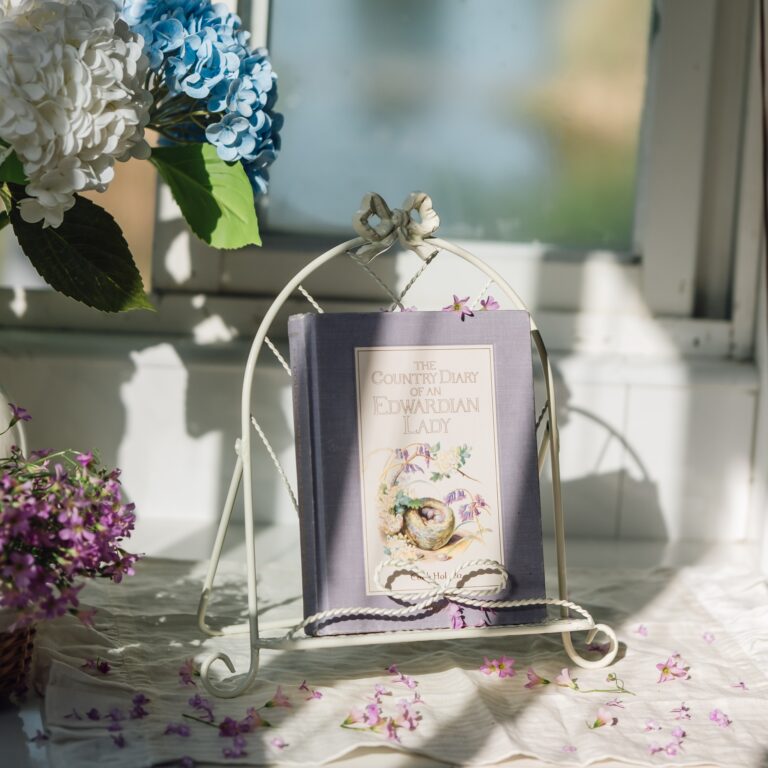 ساند كتب حديد مشغول كلاسيكي لون أبيض شابي شيك