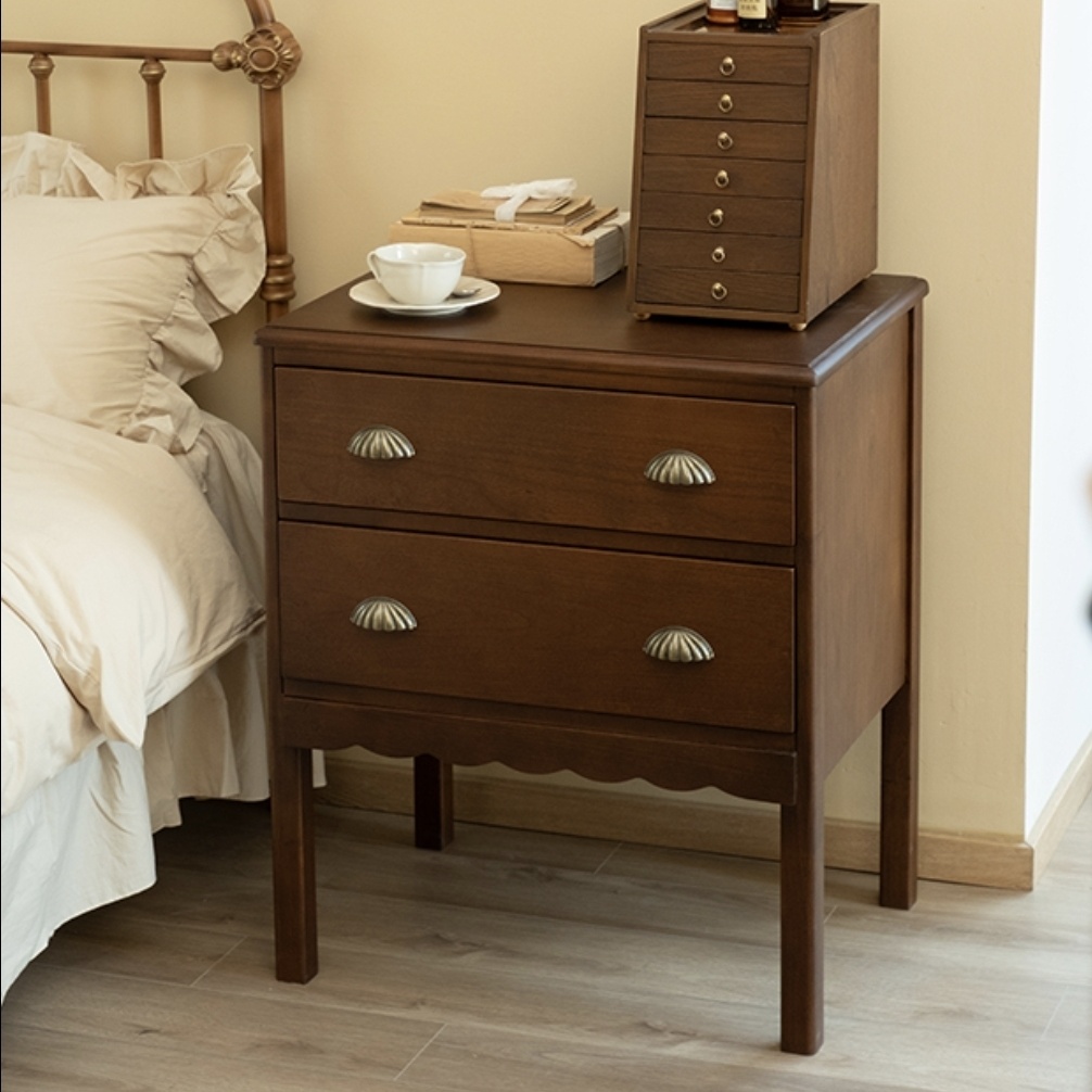 كمودينة خشب طبيعي درجين بمقابض صدفة وحواف متموجة لغرف النوم