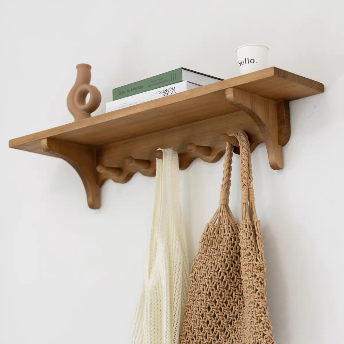 رف جداري خشب طبيعي مع 5 علاقات تعليق ملابس ورف علوي بتصميم مموج