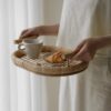 صينية تقديم يدوية بيضاوية من الخيزران والراتان الطبيعي مع مقابض خشبية للفطور والقهوة