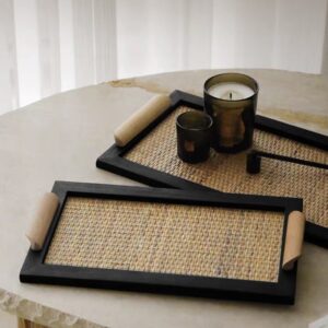 صينية تقديم مستطيلة اطار اسود وقاعدة راتان مع مقابض خشبية فاتحة صلبة