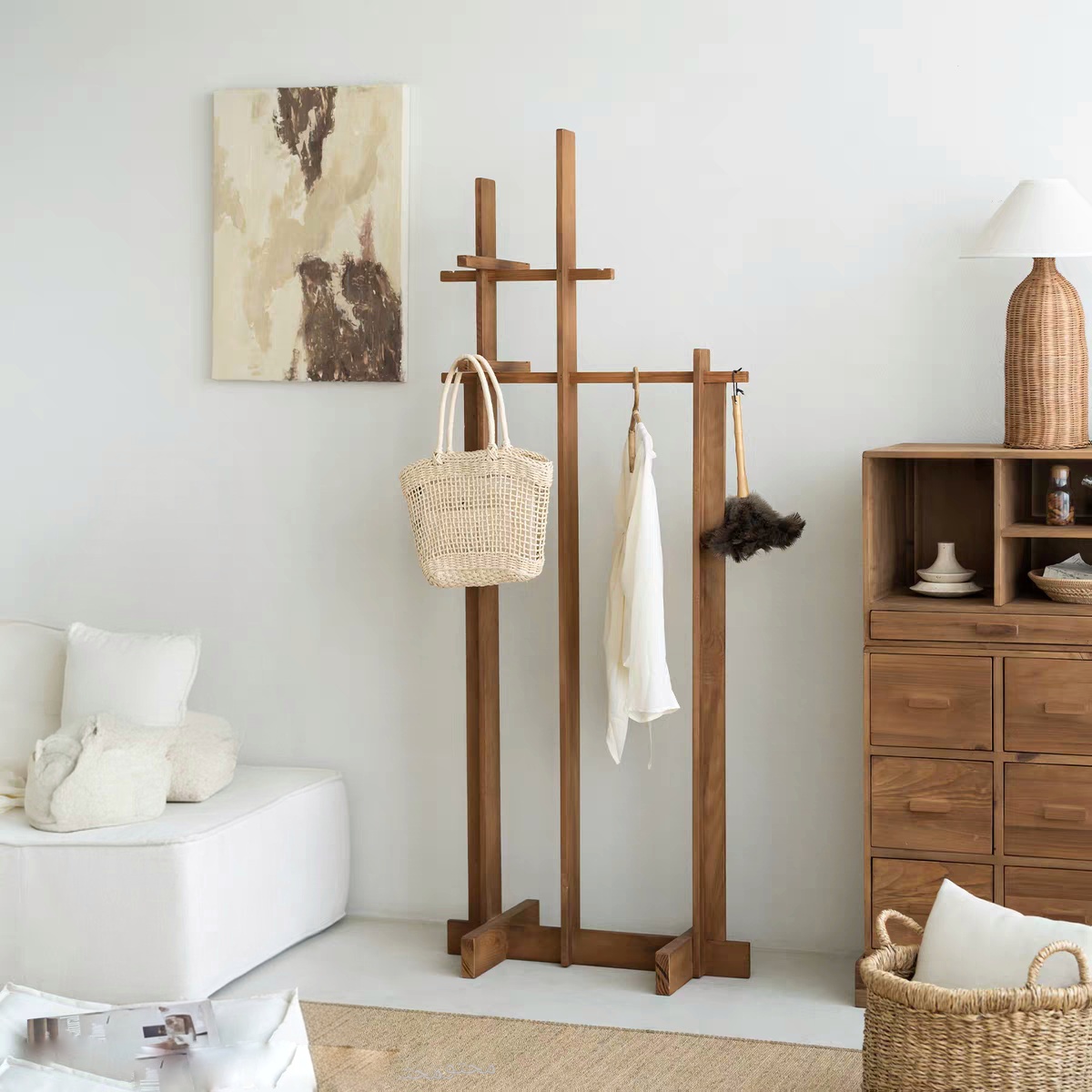 شماعة ملابس وعلاقة عبايات خشبية ارضية بتصميم هندسي طويل للمداخل