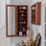 دولاب عطور جداري طويل خشب طبيعي ببطانة مخمل احمر لتنظيم العطور