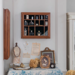 دولاب عطور جداري خشب واجهة زجاج وبطانة مخمل لتنظيم العطور