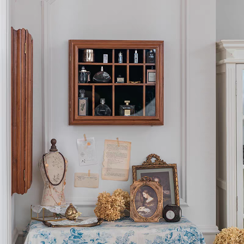 دولاب عطور جداري خشب واجهة زجاج وبطانة مخمل لتنظيم العطور