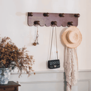 علاقة ملابس جدارية خشبية لون بني فينتاج بتصميم مموج للمداخل والقبعات