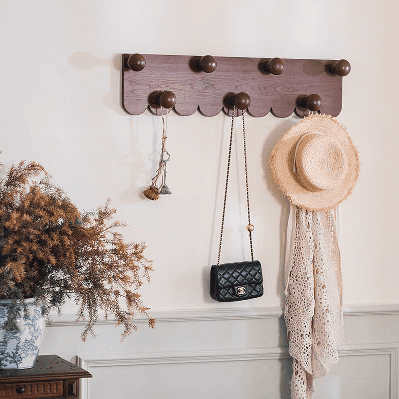 علاقة ملابس جدارية خشبية لون بني فينتاج بتصميم مموج للمداخل والقبعات