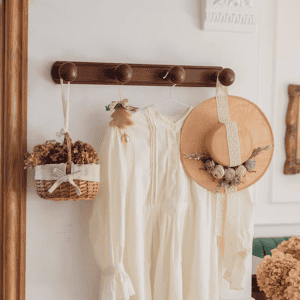 علاقة ملابس جدارية خشبية ناعمة صف واحد لون بني للممرات والغرف