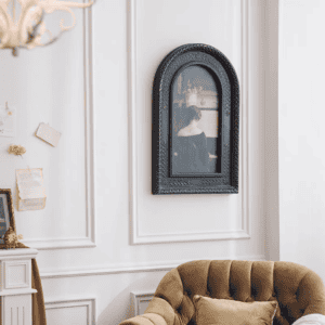 إطار صور جداري اسود مقوس بتصميم فينتاج كلاسيكي معلق على الحائط