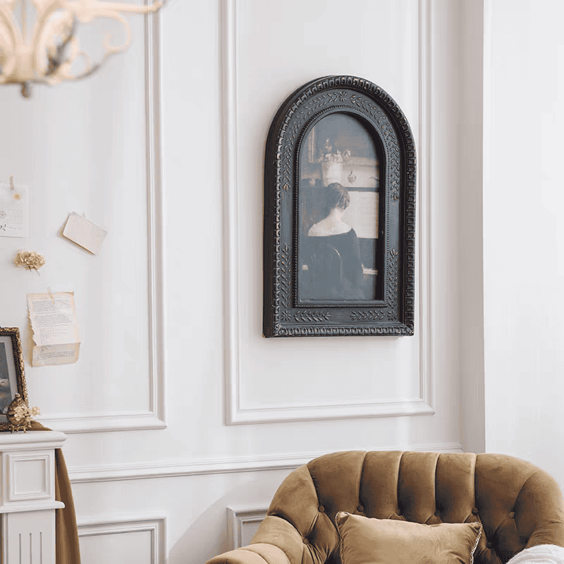 إطار صور جداري اسود مقوس بتصميم فينتاج كلاسيكي معلق على الحائط