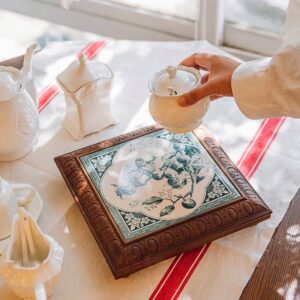 صينية تقديم خشبية مربعة بإطار منحوت ورسومات فنية متعددة تعلق كديكور