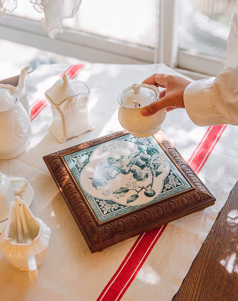 صينية تقديم خشبية مربعة بإطار منحوت ورسومات فنية متعددة تعلق كديكور