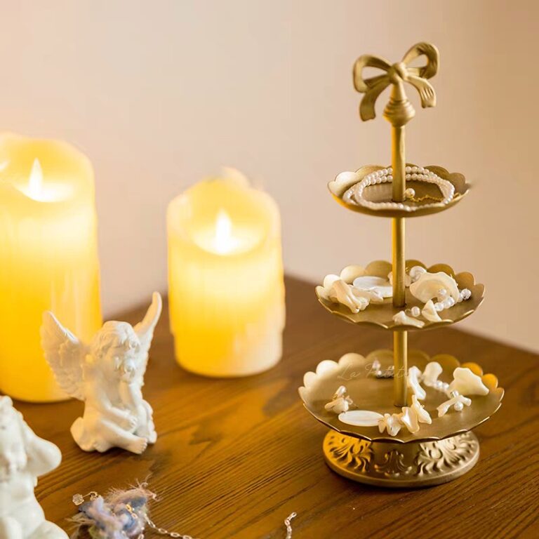 ستاند اكسسوارات ومجوهرات ذهبي 3 ادوار بتصميم فيونكة للخواتم