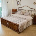 سرير نوم حديد مشغول طراز فرنسي فنتج لون برونزي مع لوح قدم خشبي مزخرف