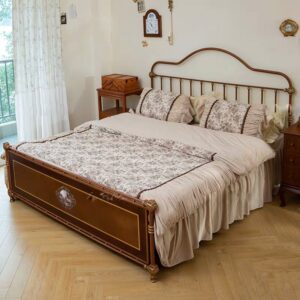 سرير نوم حديد مشغول طراز فرنسي فنتج لون برونزي مع لوح قدم خشبي مزخرف